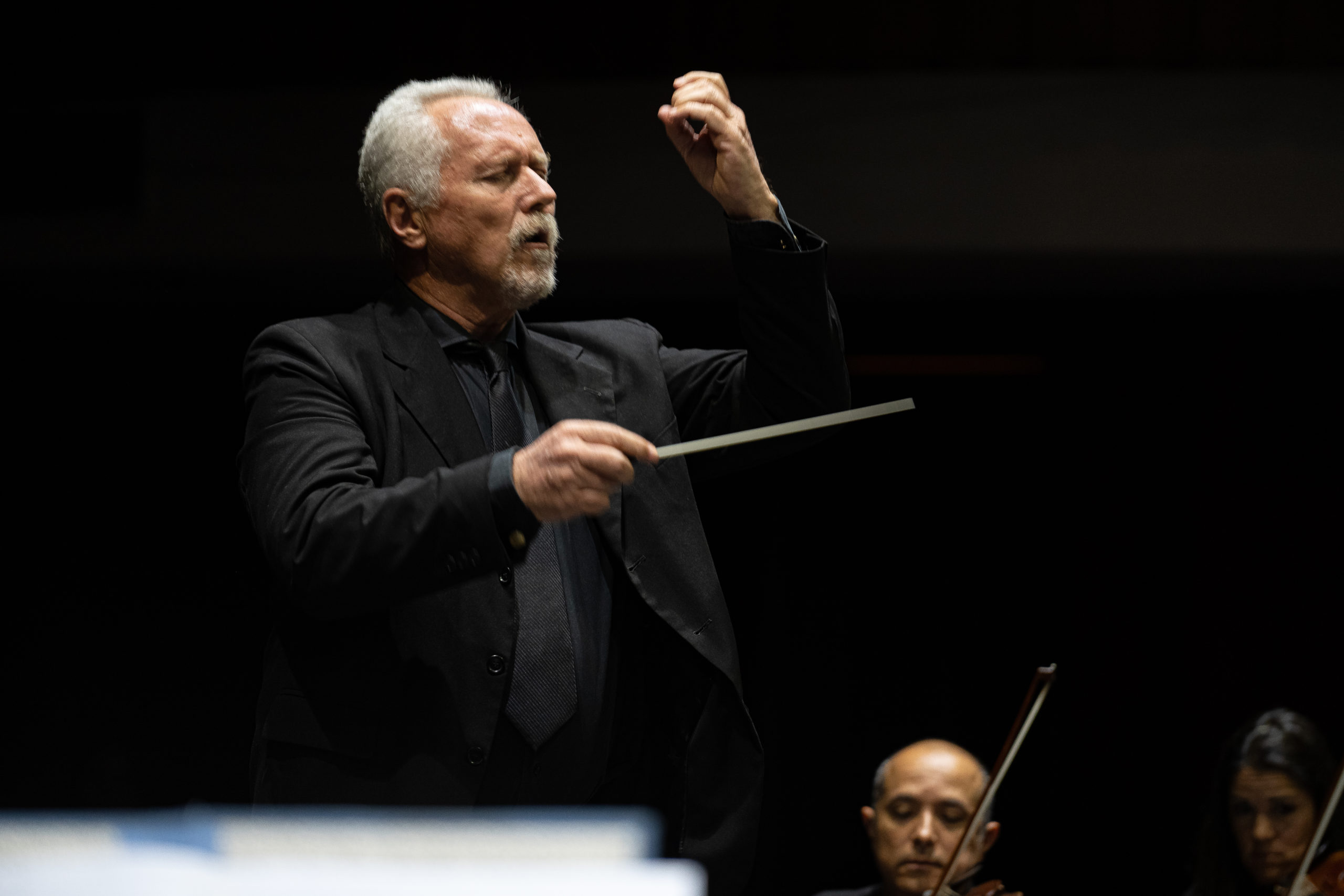 O maestro Javier Logioia será o regente da orquestra Petrobras Sinfônica. 