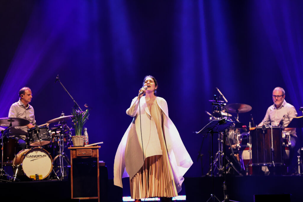 A cantora Monica Salmaso joga em casa no Guairão. Foto; Aline Santos/ Divulgação