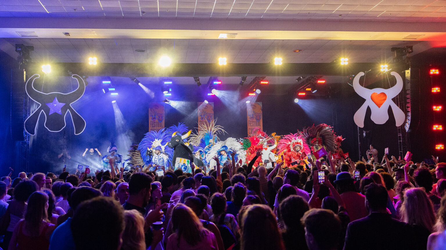 Integrantes dos bois Caprichoso e Garantido durante a abertura do Festival de Curitiba.