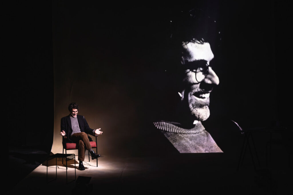 Deserto é uma viagem teatral sobre a obre de Roberto Bolaño.