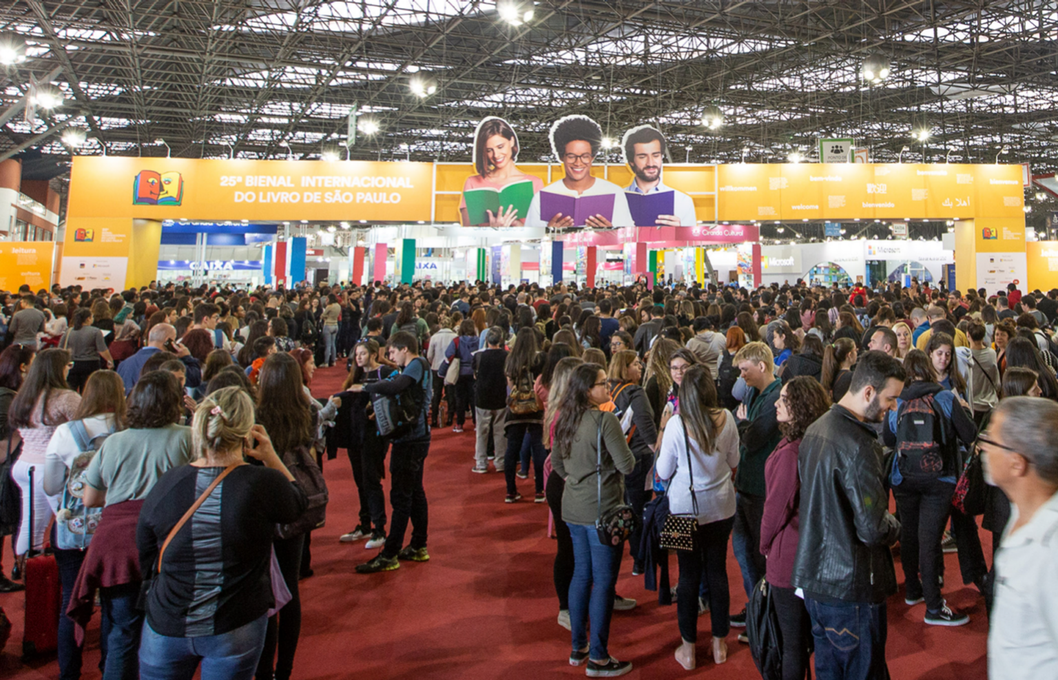 Foto geral da Bienal do livro em São Paulo.