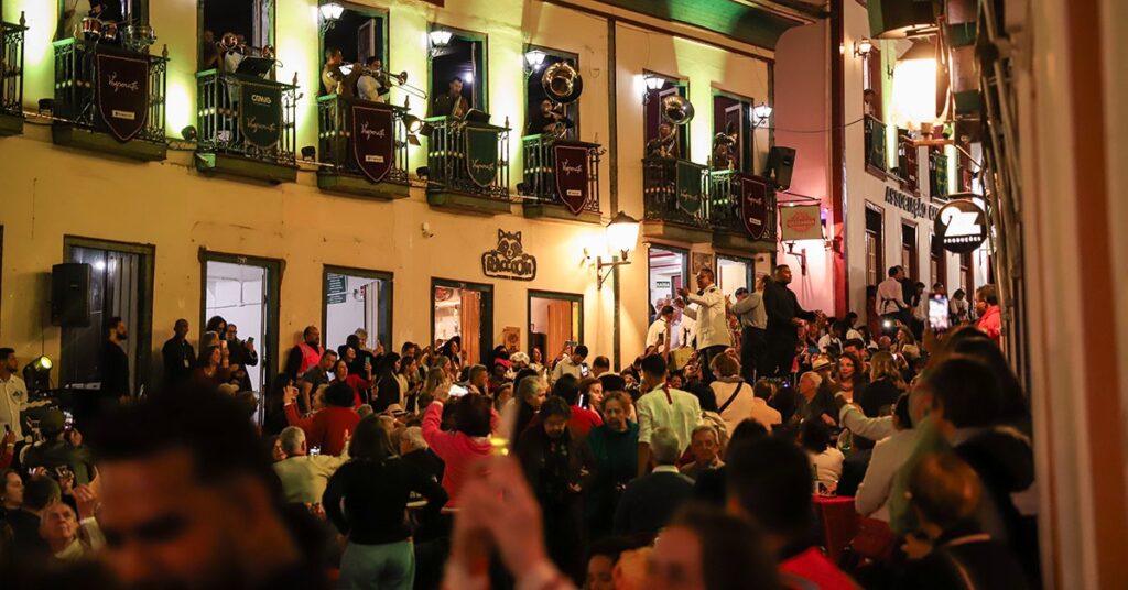 Variedades Vesperata de Diamantina leva experiência inédita para as sacadas do Palácio da Liberdade 05 de setembro de 2024 • 05:31 Aberto ao público, evento tem entrada gratuita e ocorrerá no primeiro dia de atividade da Semana do Ministério Público 2024 Diário do Comércio D Diário do Comércio Vesperata de Diamantina leva experiência inédita para as sacadas do Palácio da Liberdade Vesperata de Diamantina é Patrimônio Cultural de Minas Gerais desde 2016 | Crédito: Léo Bicalho / Secult