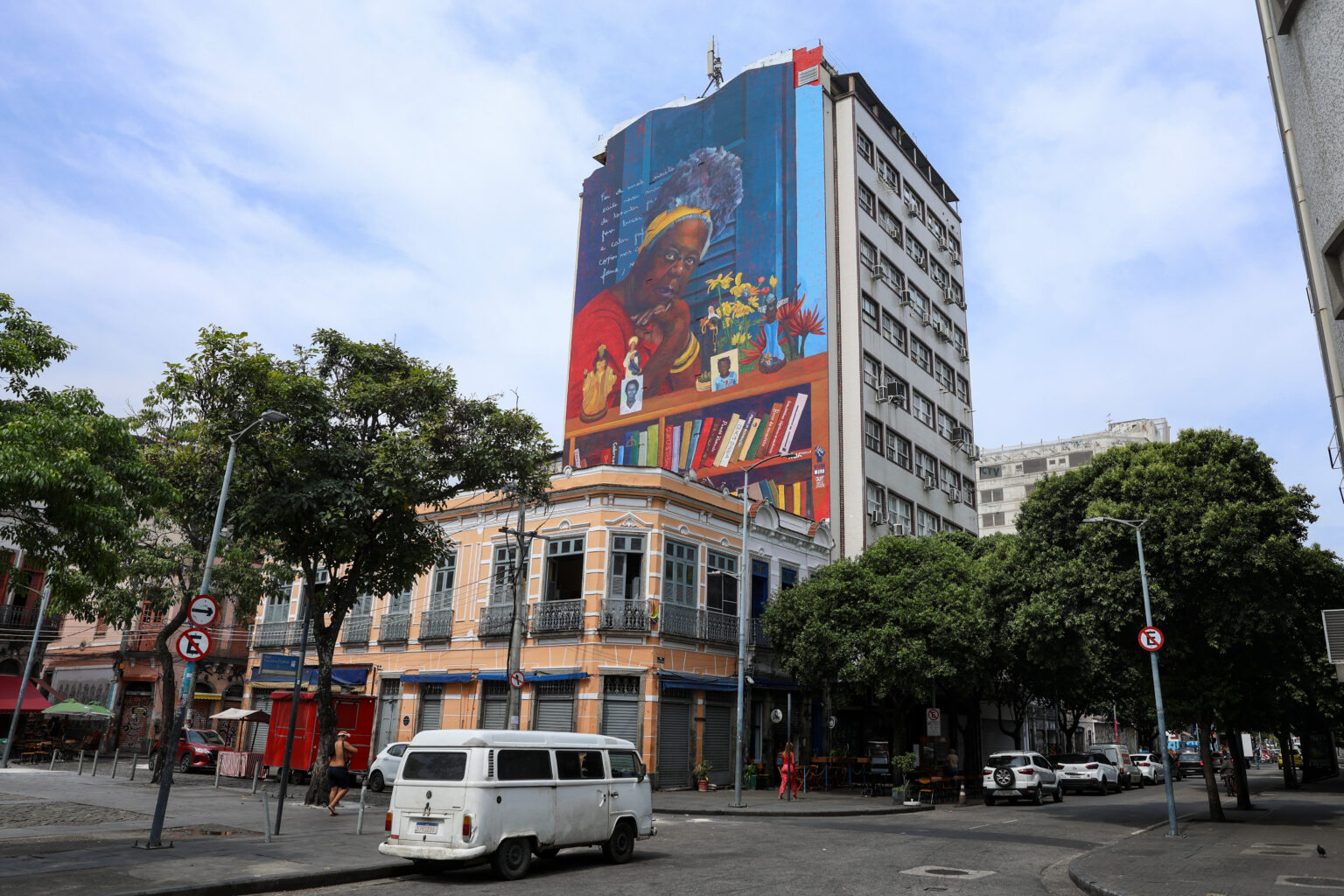 Mural gigante homenageia Conceição