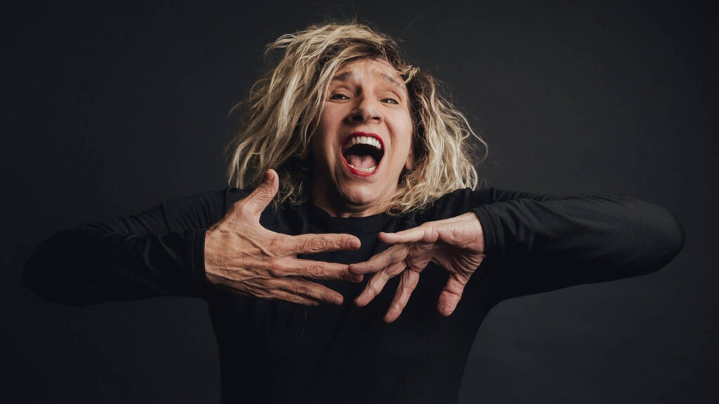 Denise Stoklos traz o premiado espetáculo “Mary Stuart” para Curitiba