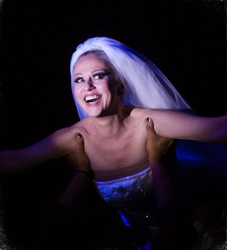 Guta Stresser e Mauriycio Vogue comandam batalha de karaokê no Halloween