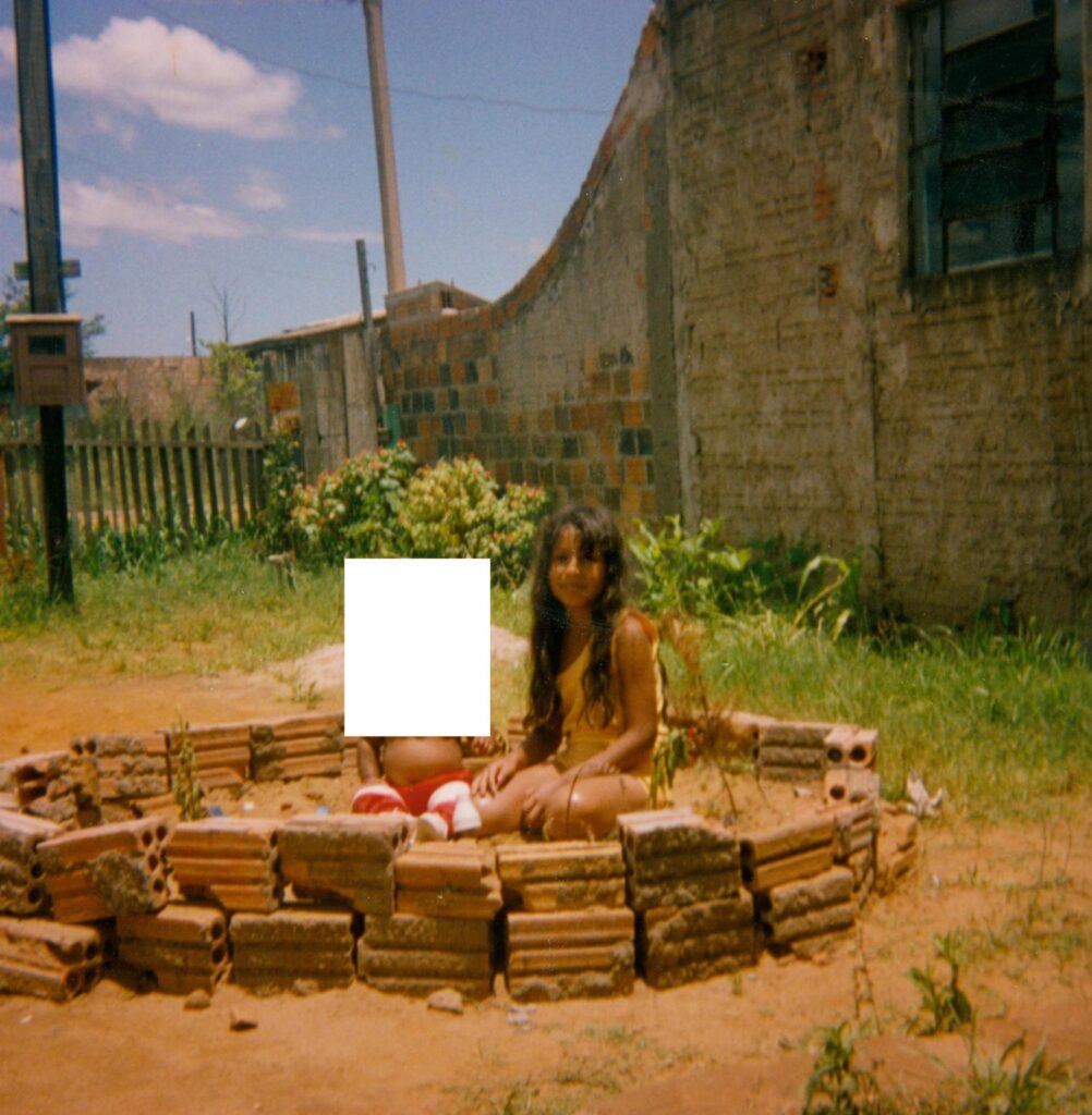 Amiúde – Cartas para Cris: por que ver a exposição de Miriane Figueira em Curitiba