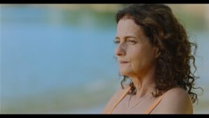 ‘Livros Restantes’ estreia nos cinemas com Denise Fraga em história de amor e literatura