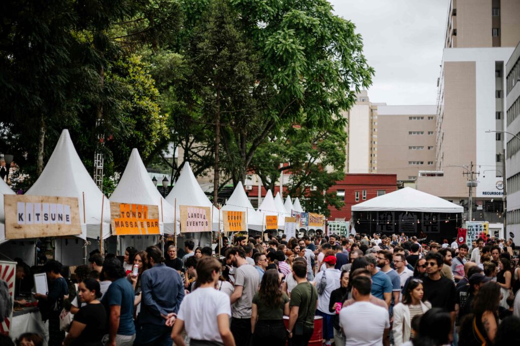 Mamute nas ruas: parque de diversões criativo
