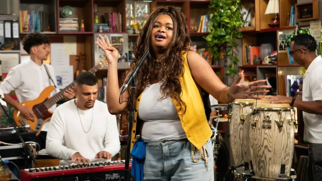 Tássia Desk: uma performance especial de Tássia Reis na Mesinha Brasileira