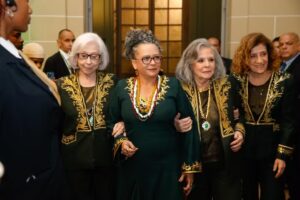 Ana Maria Gonçalves toma posse como primeira mulher negra na ABL